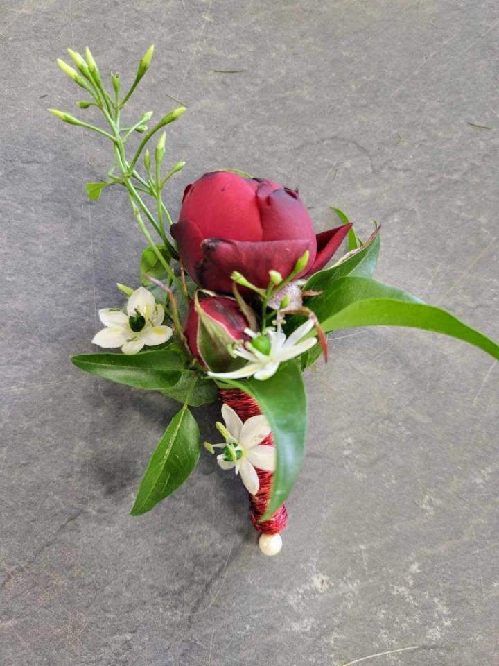 Une boutonnière de mariage avec des fleurs naturelles Cognac