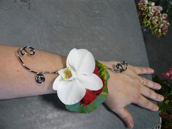 Création de bracelet de corsage floral Cognac
